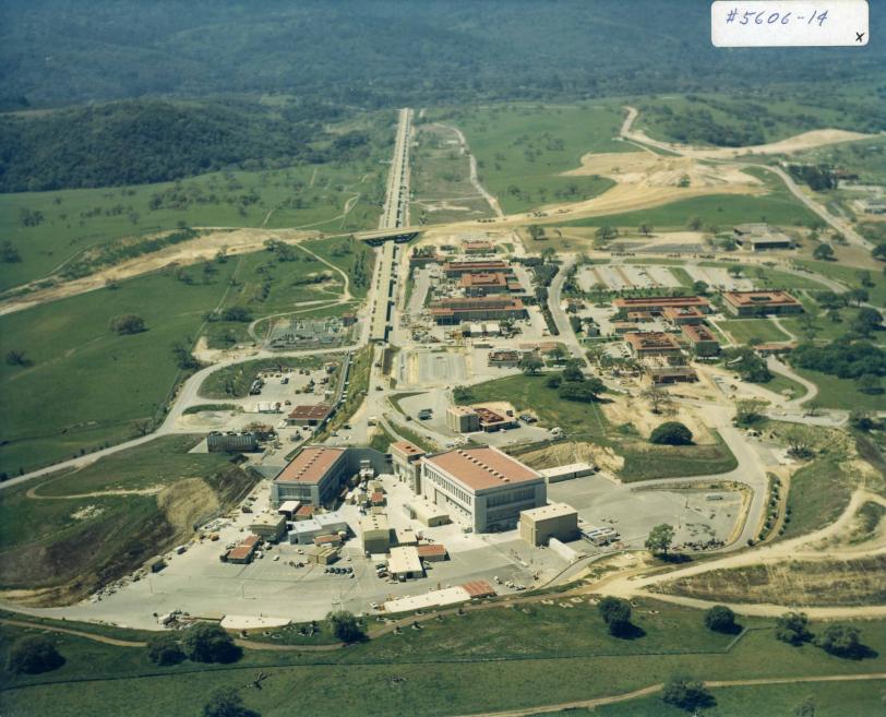 A 1966 aerial photo of the SLAC Research Yard shows the linac and Interstate 280 under construction.
