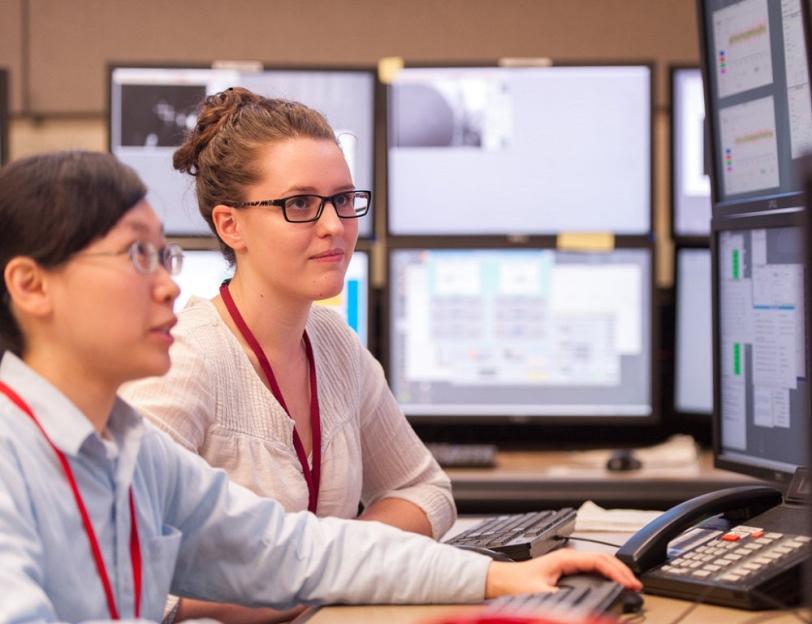 Photo - Shih-Wen Huang, left, and Stephanie Mack in Soft X-ray Instrument  control room