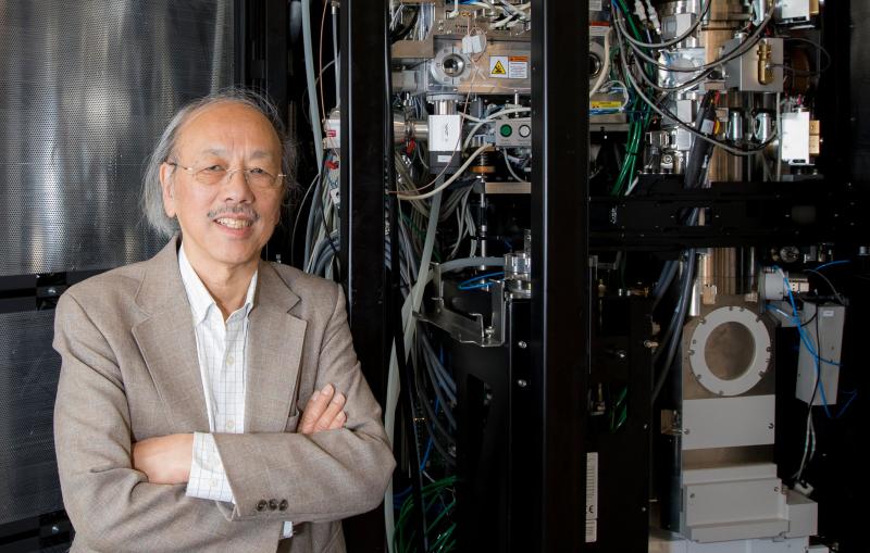 Photo of Professor Wah Chui with a cryo-electron micrcoscope 
