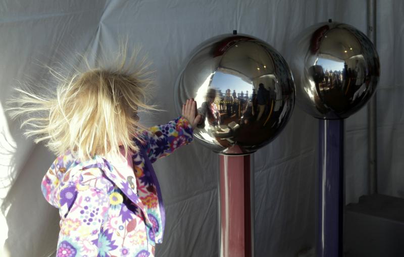 A “hair-raising experiment” dared passersby to touch a Van de Graaff generator