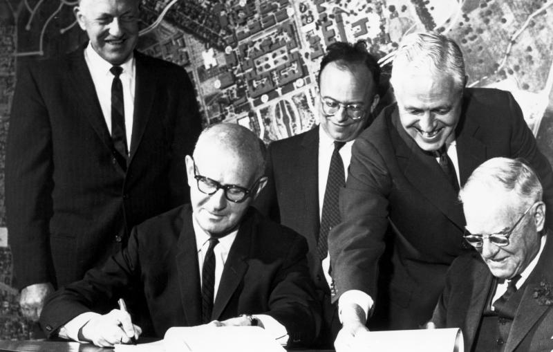 Signing the SLAC construction contrast in 1962