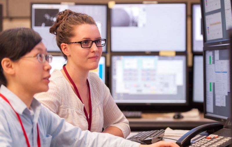 Photo - Shih-Wen Huang, left, and Stephanie Mack in Soft X-ray Instrument  control room