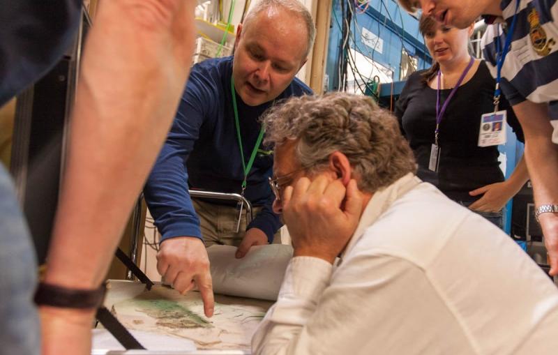 Paleontologists examine Berlin Archaeopteryx counter plate (Brad Plummer/SLAC)