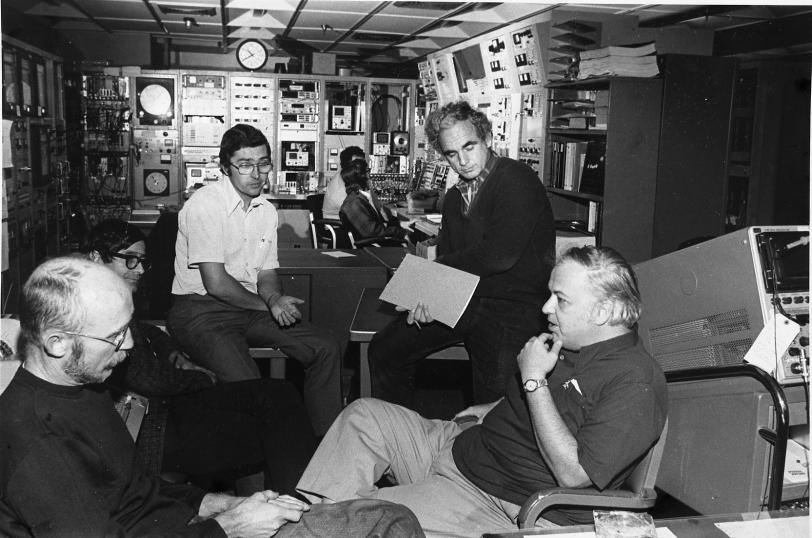 A group of physicists seated in the SPEAR control center. Ewan Paterson, David Fryberger, Burton Richter and others can be seen in this photo taken in 1974. 