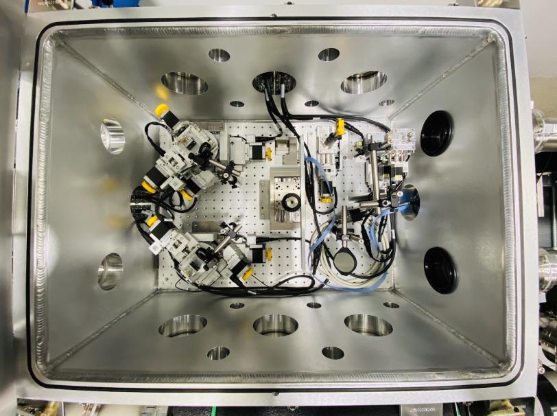 Top-down view of a vacuum chamber containing two synthetic diamond mirrors, upper and lower left corners 
