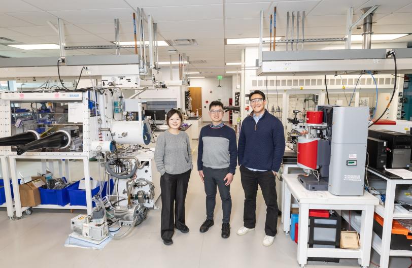 Photo of researchers at the SLAC-Stanford Battery Center