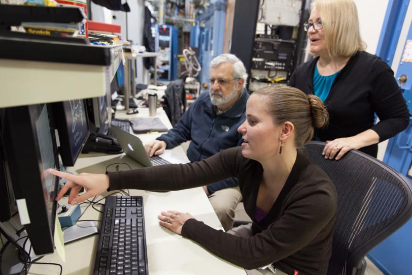 SSRL scientists look at data from X-ray microscope.