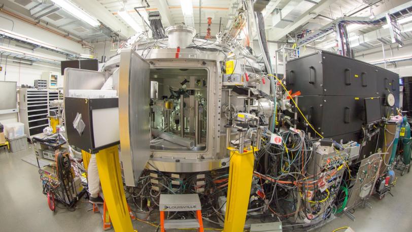 Image - The experimental chamber at the Matter in Extreme Conditions station at SLAC's Linac Coherent Light Source. This chamber was used for an experiment studying the transfromation of fused silica to stishovite. (SLAC National Accelerator Laboratory)