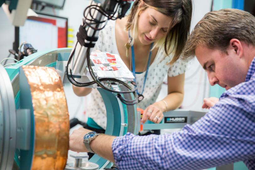 SLAC scientists working at SSRL experimental station 