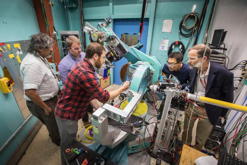 LAC and Stanford researchers at an SSRL beamline used for battery research.