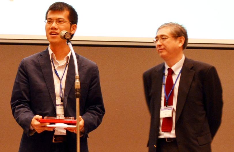 Photo - William Chueh, left, speaks after receiving the ISSI Young Scientist Award from Shu Yamaguchi, Tokyo University professor and ISSI president. (Professor Tetsuya Uda/Kyoto University)