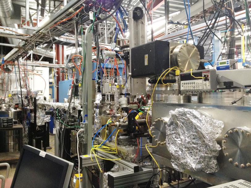 Image - A scanning transmission X-ray microscope (STXM) at SSRL’s Beam Line 13-1 that was used to observe a spin current relevant to spintronics. The microscope’s vacuum chamber is on the right. (SLAC National Accelerator Laboratory)