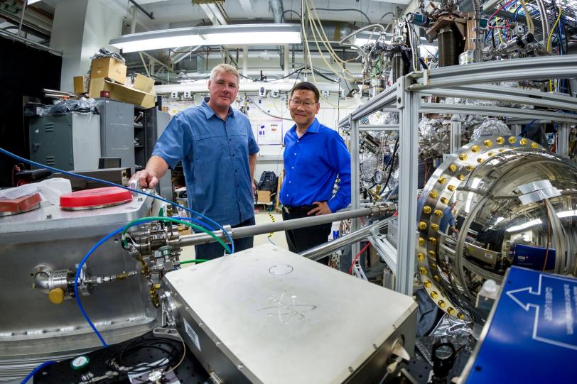 Lumeras founder Andrew Merriam, left, and SLAC/Stanford Professor Zhi-Xun Shen with a tabletop laser the company developed 