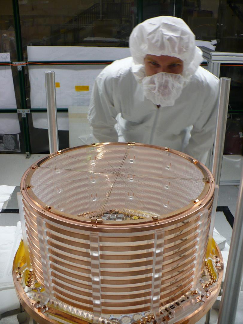 A very clean Knut Skarpaas, SLAC engineer, with half of the equally clean detector (Photo courtesy EXO collaboration.)