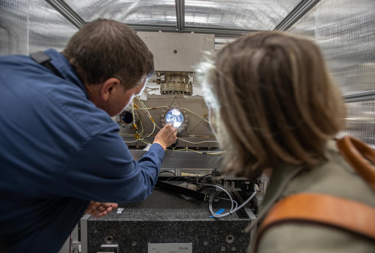 Viewport of the X-ray mirror tank