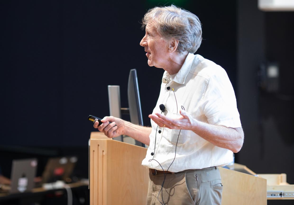 Joachim Stöhr speaks in an auditorium.