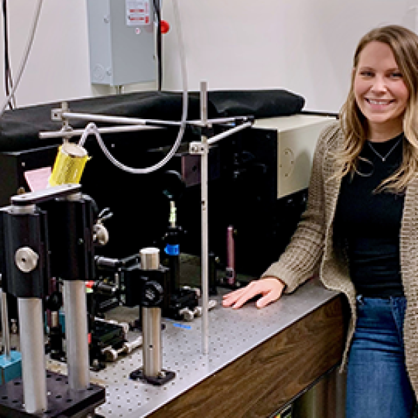 Hannah Rhoda with the resonance Raman spectroscopy equipment at Stanford