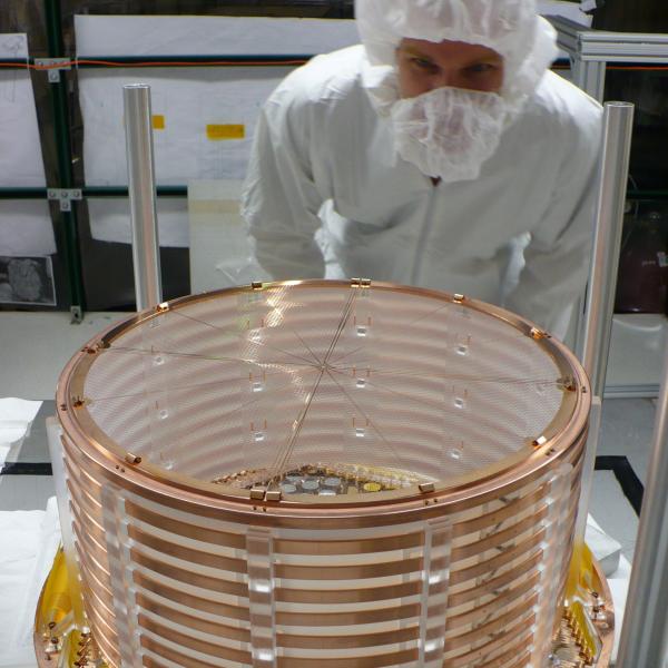 A very clean Knut Skarpaas, SLAC engineer, with half of the equally clean detector (Photo courtesy EXO collaboration.)