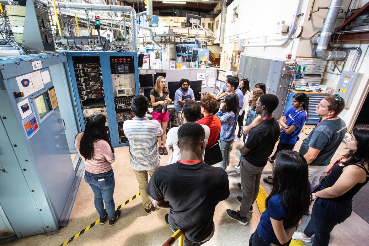 Tour for graduate students at SSRL.