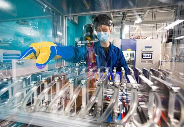 A researcher at the SLAC-Stanford Battery Center